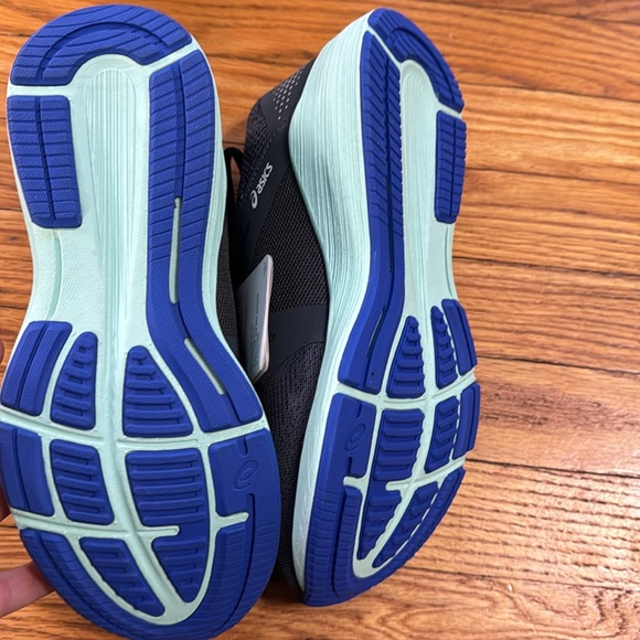 New with tags. ASICS RoadHawk FF. Size 7 women’s. Dark grey/silver/glacier sea - Picture 3 of 7